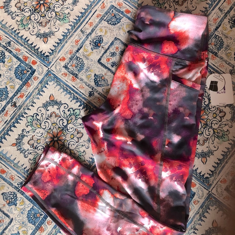 NWT Alive Magnetics 7/8 Legging